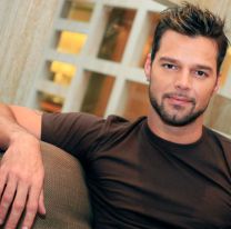 Ricky Martin posó desnudo al sol y encendió las redes sociales: "Evitando las marcas del bronceado"