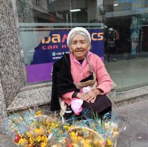 Abuelita jujeña vende flores por el Día de la Primavera: Todos podemos ayudarla