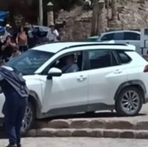 Turista perdido bajó con el auto por el Monumento en Humahuaca