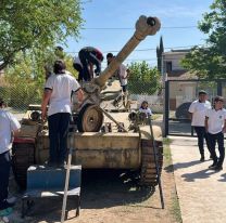 Un tanque de guerra apareció en una escuela: porqué lo dejaron ahí