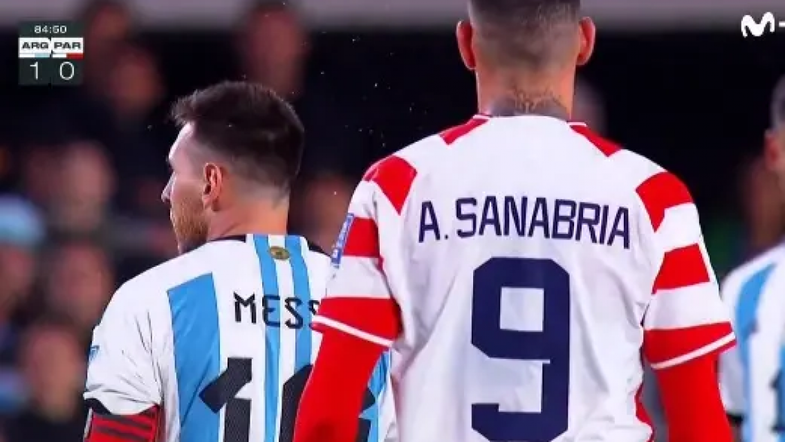 Leo se calentó con el paraguayo que lo escupió, "no sé quién es el chico este"