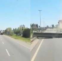 Un camión chocó contra un puente peatonal de la ruta 2 en pleno fin de semana largo y lo derrumbó