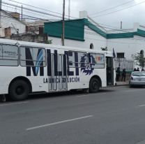 El camión ploteado de Milei chocó contra dos autos en el centro jujeño 