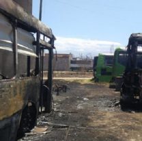 Incendio en Jujuy: las llamas consumieron varios colectivos en un taller
