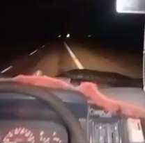 Manejaban de noche por la ruta y les apareció algo tenebroso: "Qué terror, me muero"