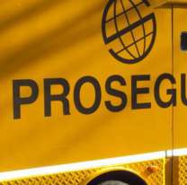 Un camión perdió muchísima plata en la ruta: estaba mal cerrado