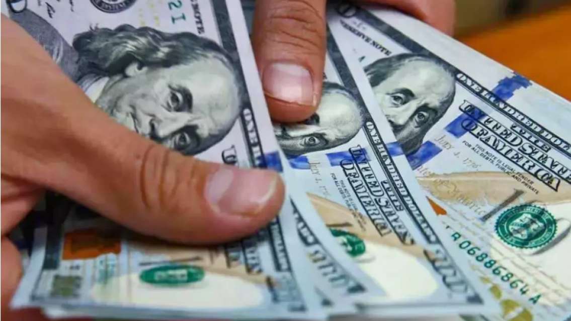 El dólar blue baja $75 y cotiza a $995