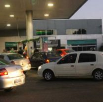 Interminables filas para cargar combustible en Jujuy:  Se esperan más aumentos