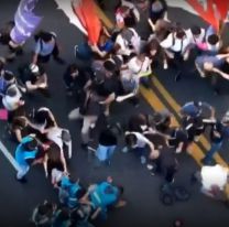 En Buenos Aires cortaron la calle y la Policía empezó a reprimir: qué pasará en Jujuy