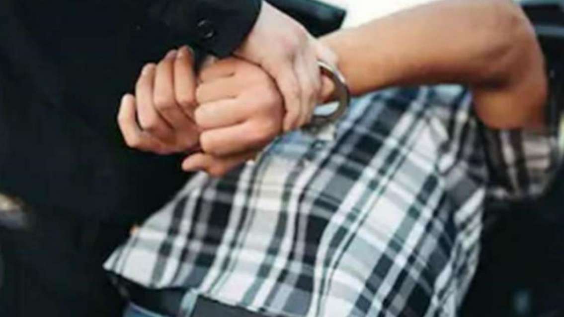En plena calle amenazaba a la todos con un cuchillo tumbero, y mordió a un policía 