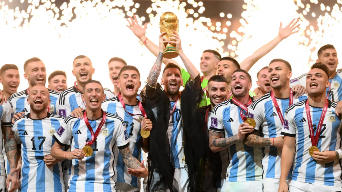 Inesperado triángulo amoroso entre dos futbolistas y una influencer