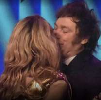 El apasionado beso de Javier Milei y Fátima Florez en el escenario en Mar del Plata [VIDEO]