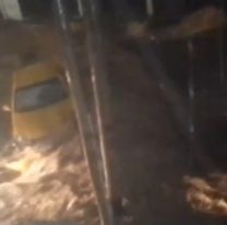 Taxista jujeño quedó atrapado en una calle en medio del temporal: Hay video