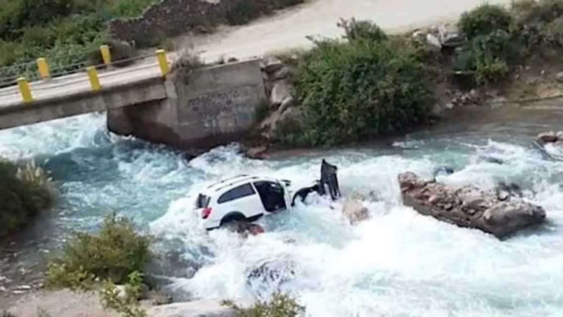 IMPACTANTE: Turista fue arrastrada por el río y murió. El agua se llevó su camioneta