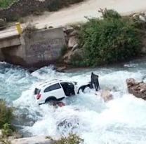 IMPACTANTE: Turista fue arrastrada por el río y murió. El agua se llevó su camioneta