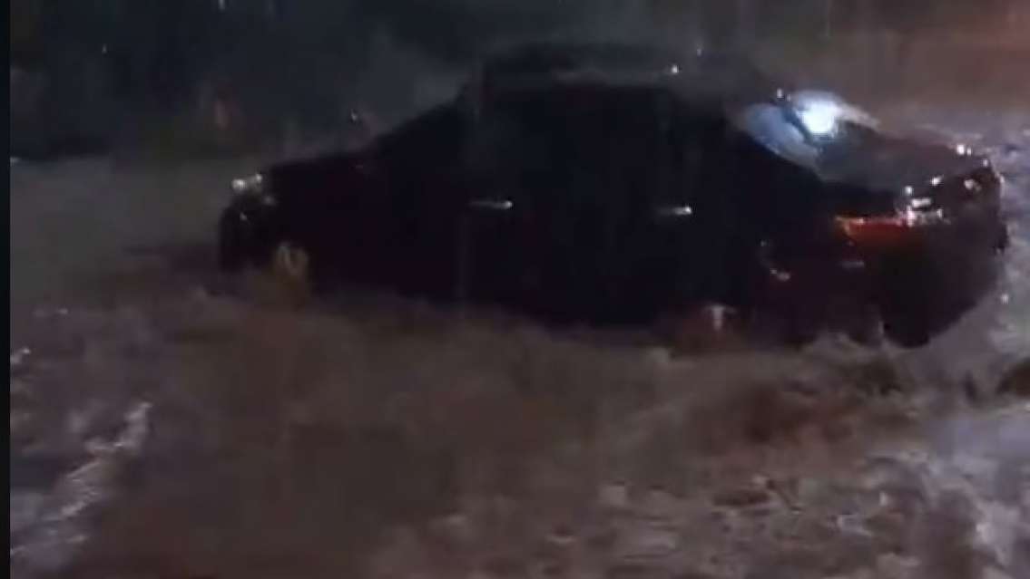 "Como si fueran juguetes": Temporal en Jujuy arrasó con los autos