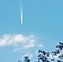 [INSÓLITO] Extraños objetos cayeron del cielo y todo el mundo se tiró al piso