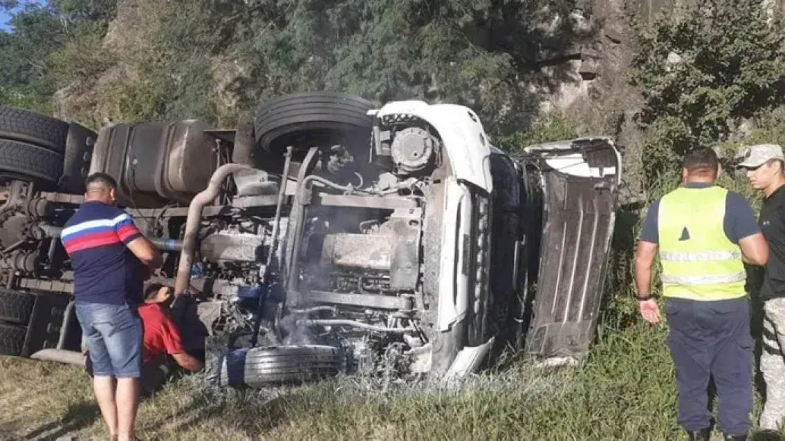 Vuelco y otra vez una muerte en la ruta. Falleció camionero norteño