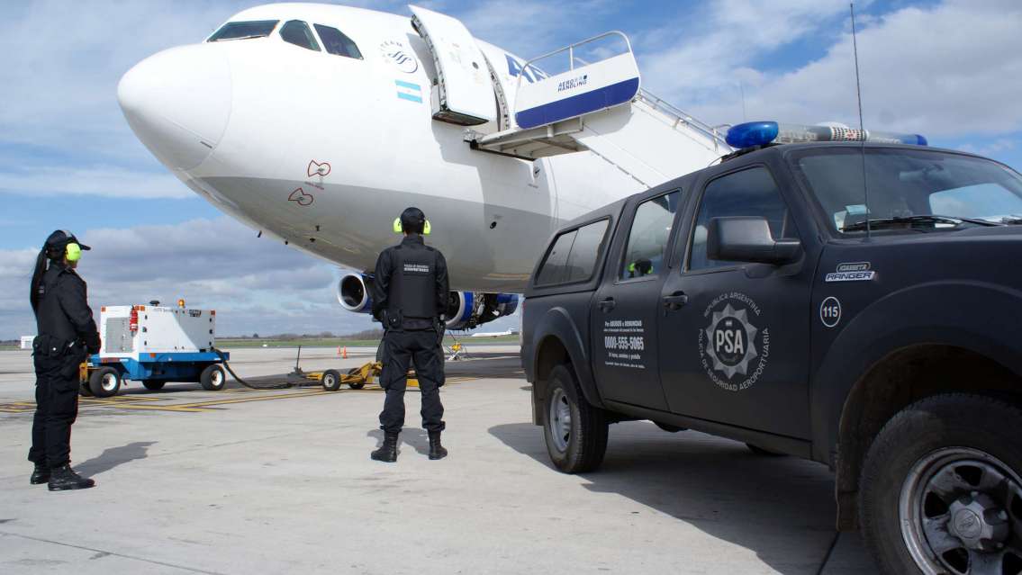 Cómo entrar a la Policía Aeroportuaría y ganar un muy buen sueldo 