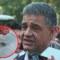 Macri hablaba y apareció una rata gigante: Los periodistas la agarraron a patadas
