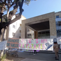 Protesta en el Materno Infantil de Jujuy: "Los enfermeros tenemos un sueldo de miseria"