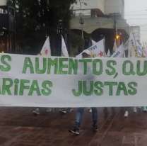 Masiva marcha contra el tarifazo en Jujuy: Ni la lluvia los frenó