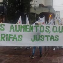 Masiva marcha contra el tarifazo en Jujuy: Ni la lluvia los frenó