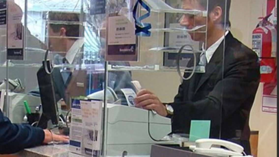Buscan empleados bancarios con sueldos desde 1 millón de pesos: cómo postularse