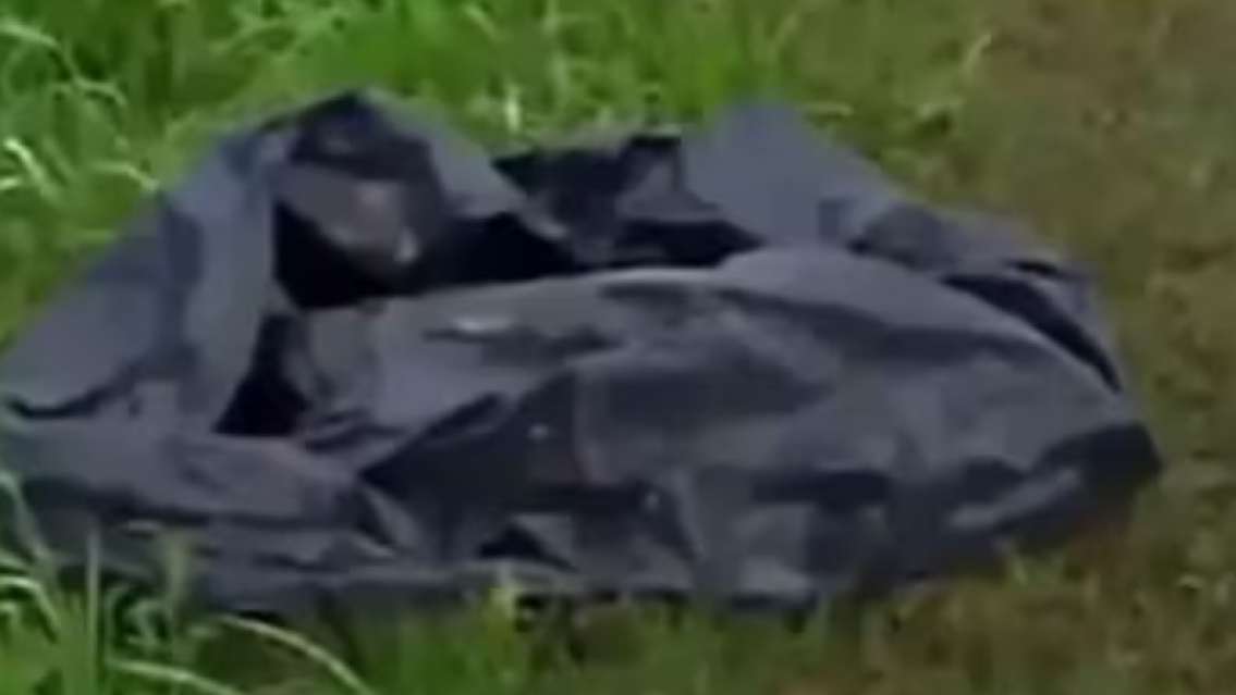 Así fue el momento en que los vecinos encontraron la bolsa con el bebé abandonado
