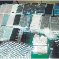 Mujer se escondió 70 celulares en el lugar menos pensado: así la encontraron