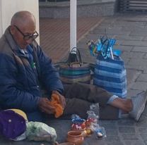 En medio del frío, abuelito jujeño vende cosas en la peatonal para llegar a fin de mes