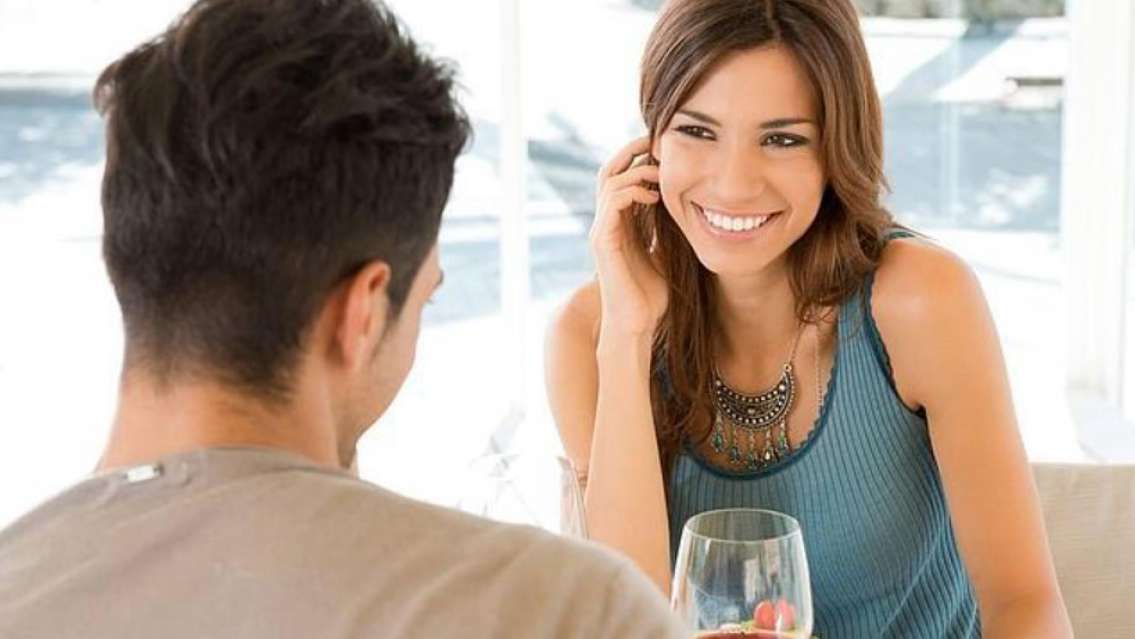 Cómo saber que le gusto a una mujer: las 10 señales infalibles 