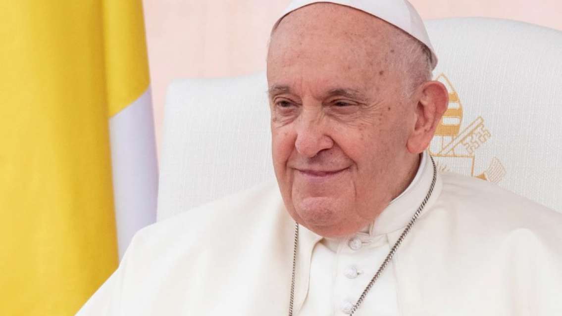 Jujeña emocionó en persona al Papa Francisco con un regalo 