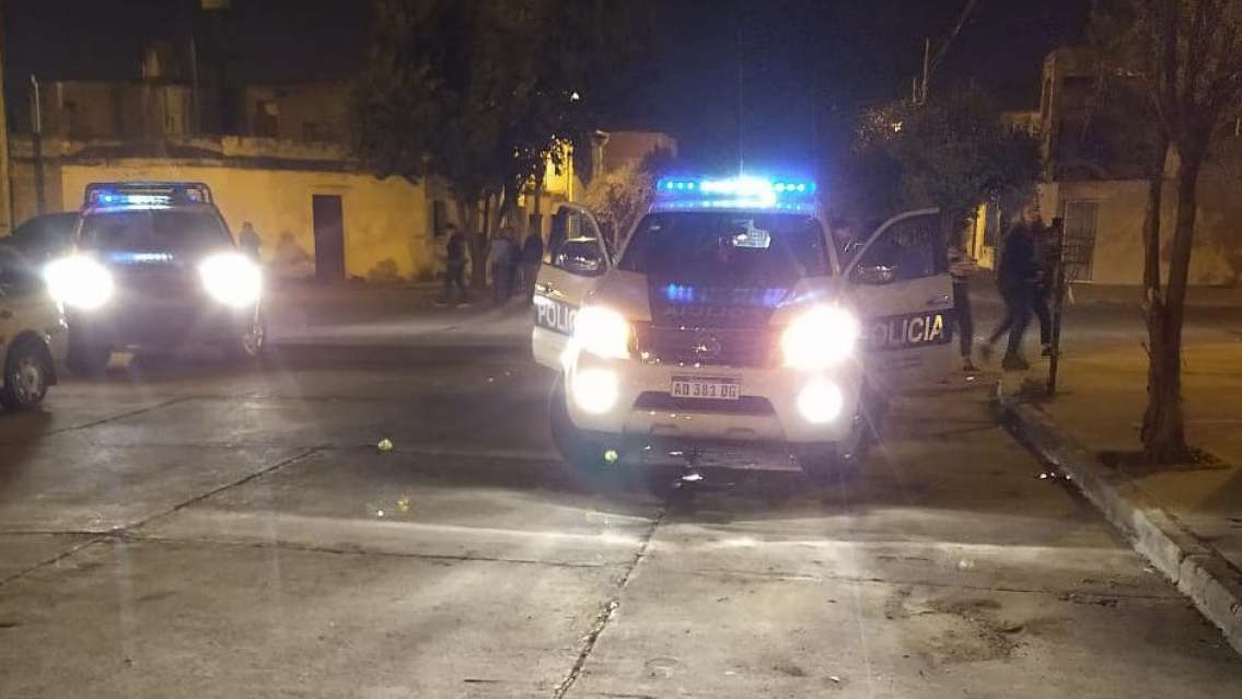 En medio del frío se tiró a dormir en un club norteño y lo mataron: hay un detenido