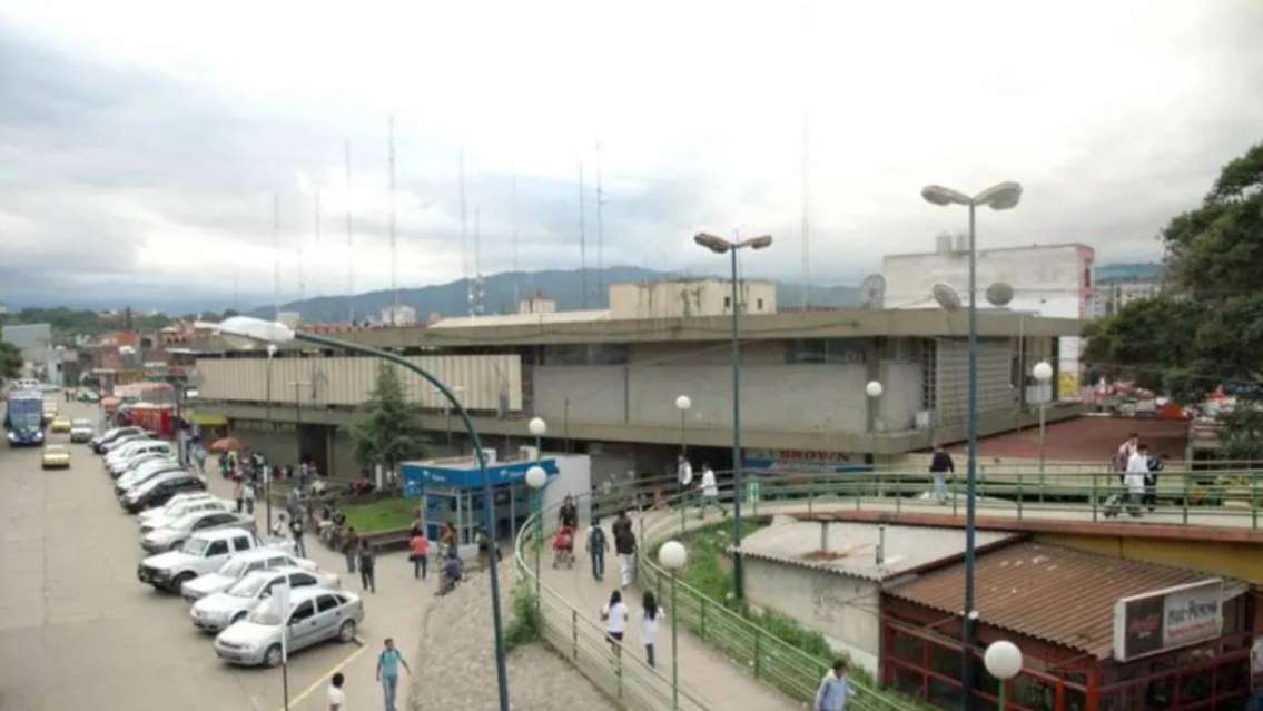 Llevó a una menor a un hotel de la vieja terminal: le hizo cosas horribles