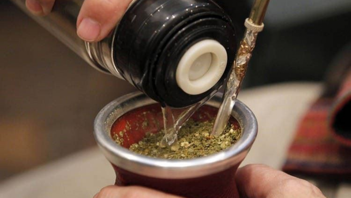 Insólito: ¿qué significa que se tranque la bombilla del mate?