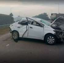 Salieron del boliche y volcaron en la autopista: hay un jovencito fallecido