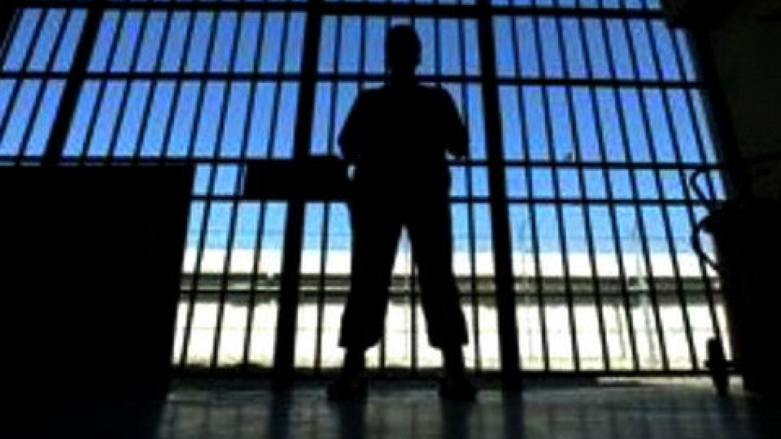 Guardia cárcel grabó un video subido de tono con un preso y la despidieron