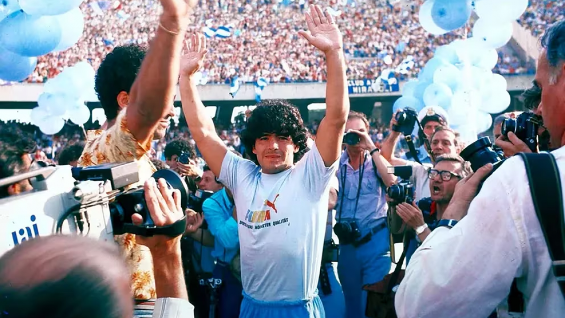 Diego Maradona: el día que el pueblo más pobre de Italia compró al futbolista más caro del mundo