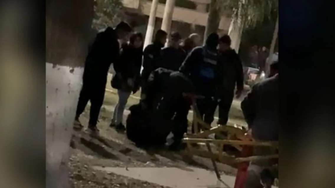 Tomaban en una plaza de Jujuy, cayó la policía y al escapar, atropellaron a una embarazada 