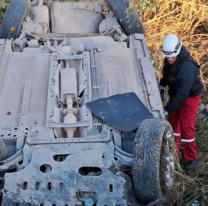 Un hombre volcó en la avenida Savio, quedó atrapado en el auto y lo rescataron los Bomberos