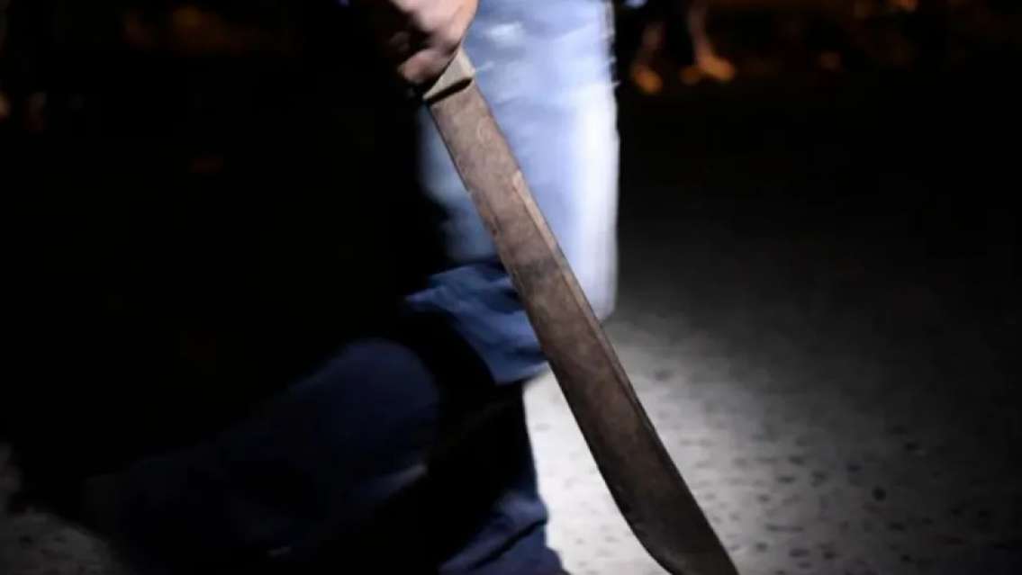 Gritos y terror en un barrio: jujeña estaba con un amigo y se le apareció su ex con un machete
