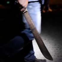 Gritos y terror en un barrio: jujeña estaba con un amigo y se le apareció su ex con un machete