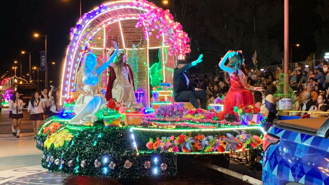 Comenzó  el único desfile de dos grupos en la FNE: Pasan 68 carrozas
