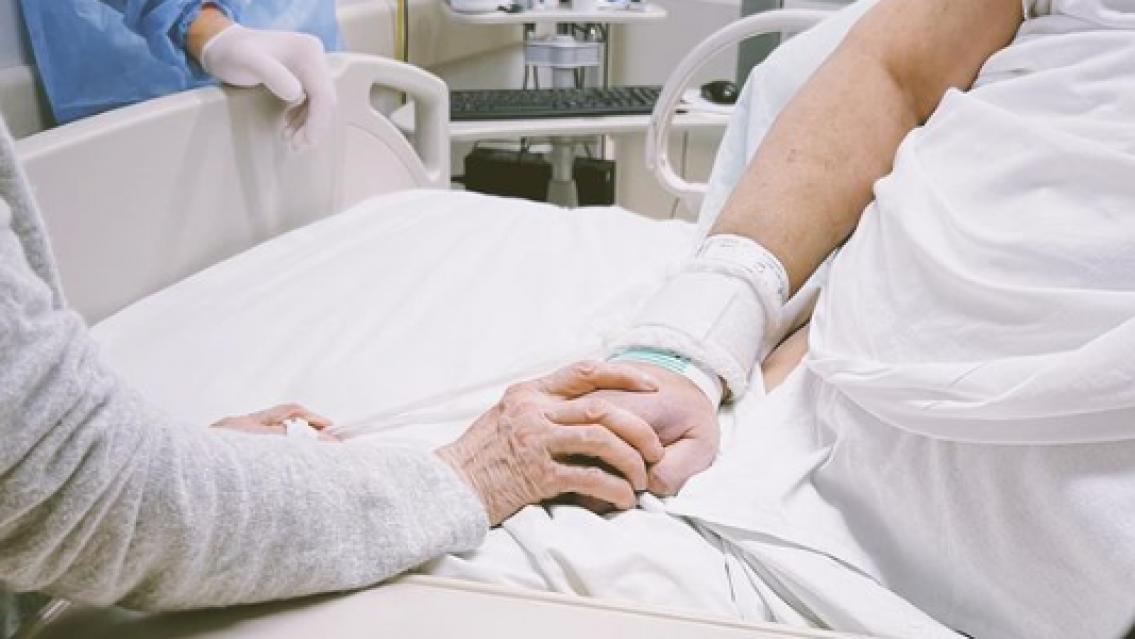 Critican a la hija de Jorge Lanata por subir esta foto de su papá internado