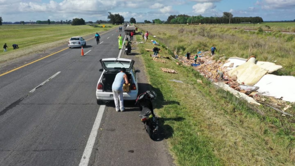 ¿Necesidad o viveza? Volcó un camión de pollos y lo dejaron pelado 