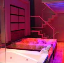 Una parejita se metió en un telo a destrozar todo: dejaron a los empleados en shock