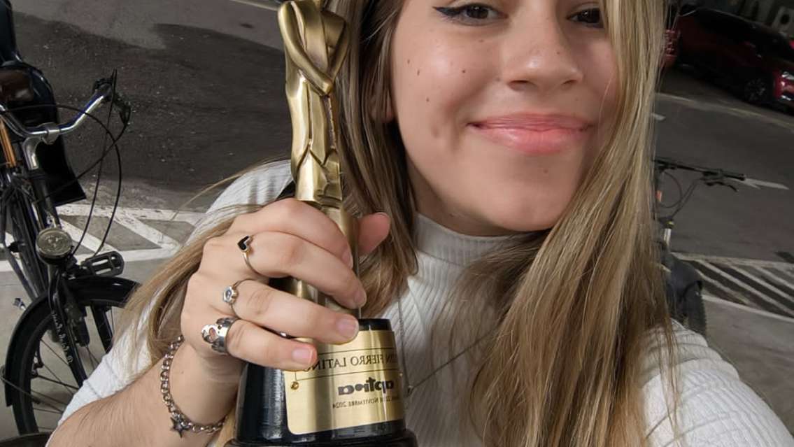 Quién es la jujeña que la rompe en Buenos Aires y ganó un Martín Fierro 