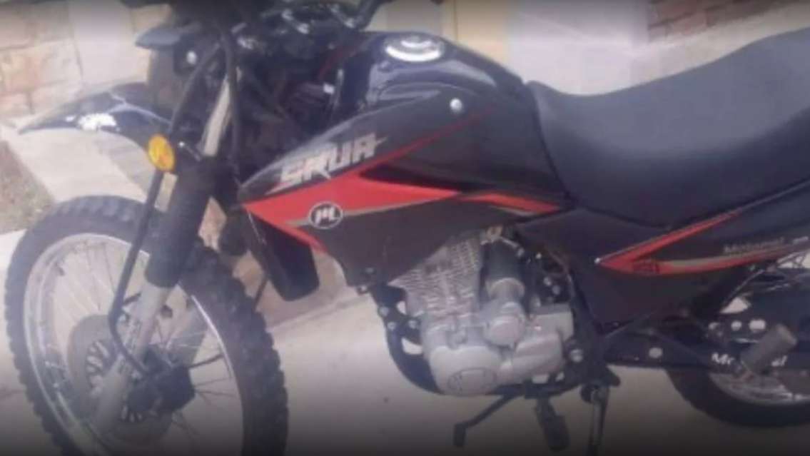 Dejó su moto afuera del colegio y se la robaron: está desesperado