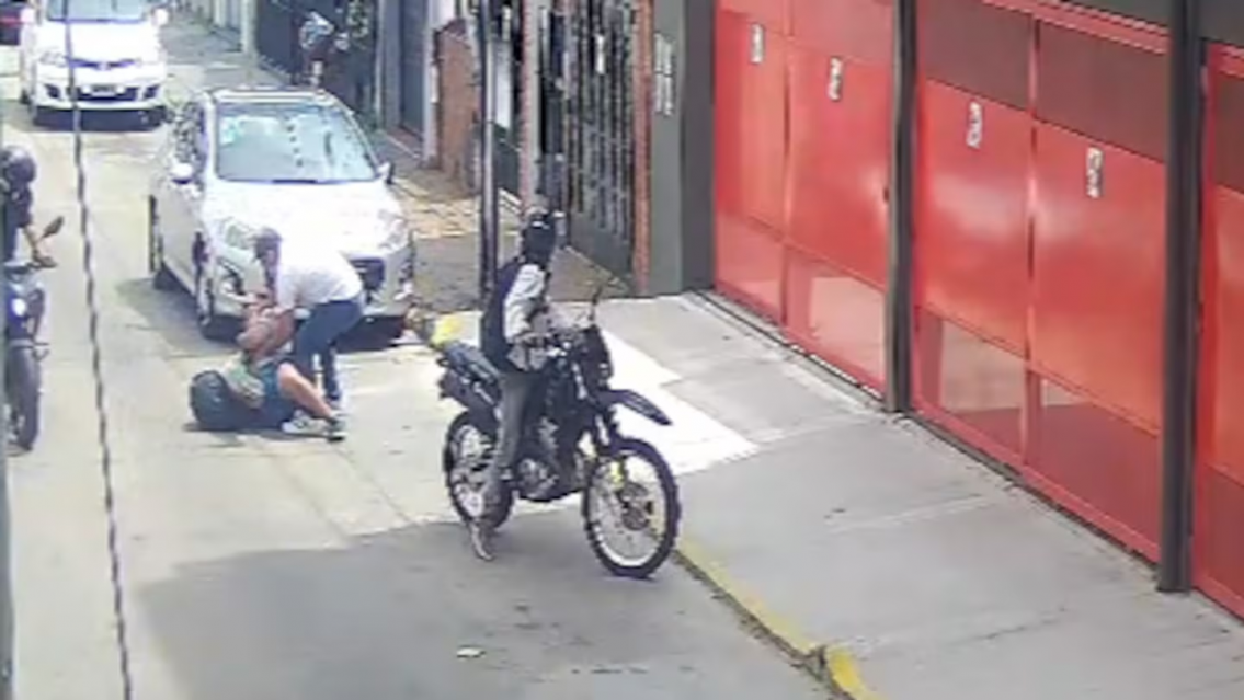 Feroz pelea entre albañiles y ladrones: "dejá la mochila, gordo"